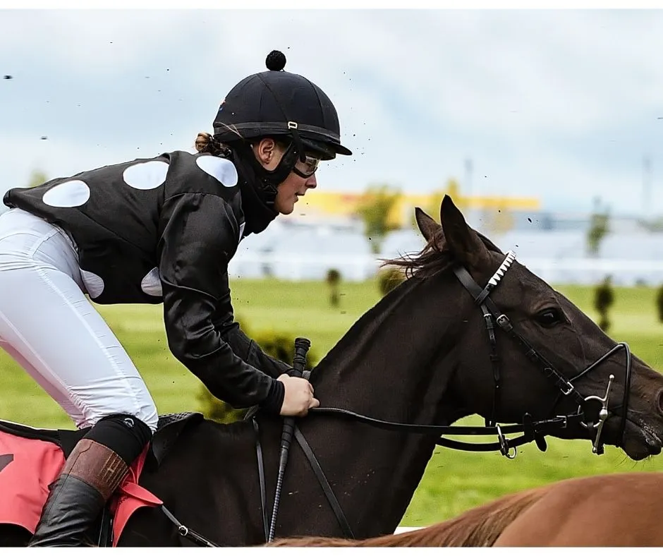 馬の動きと騎手の姿勢のイメージ図